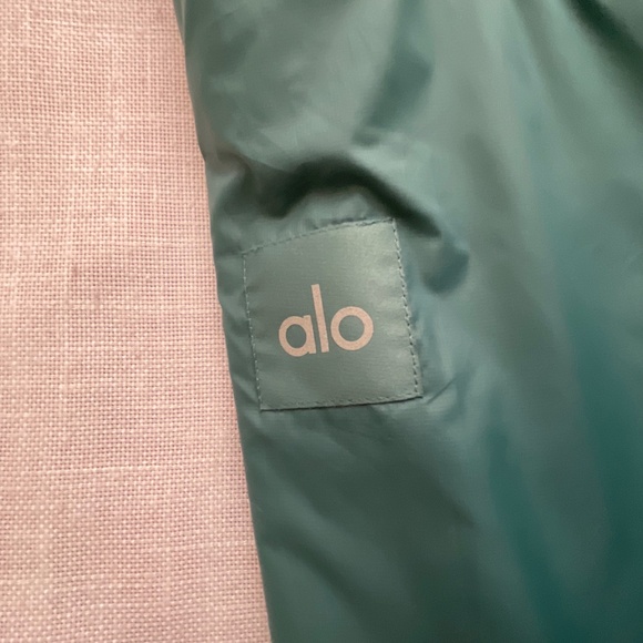 ALO  Yoga Latitude Light Weight 1/2 Zip Pullover Jacket Size S NWOT - Picture 10 of 11